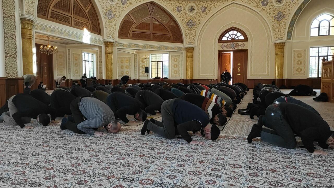 Верующие поблагодарили Президента Ильхама Алиева за условия, созданные в мечети «Ханым Фатимеи Захра»