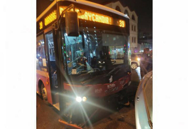 В Баку автобус попал в аварию