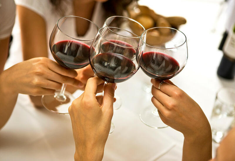 Врачи назвали опасные последствия бокала вина за ужином
