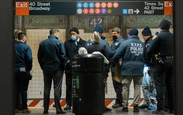 В метро Нью-Йорка женщину столкнули под поезд
