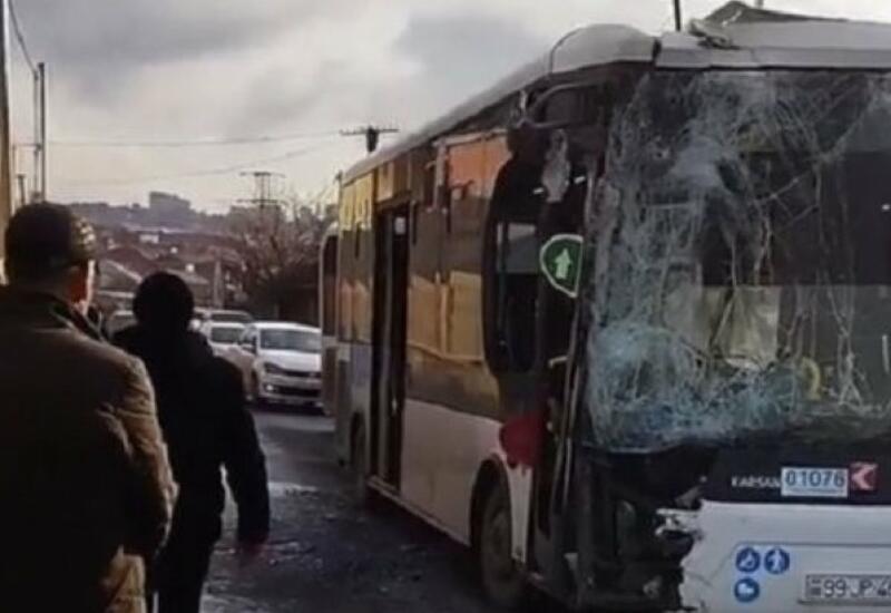 В Баку столкнулись два автобуса