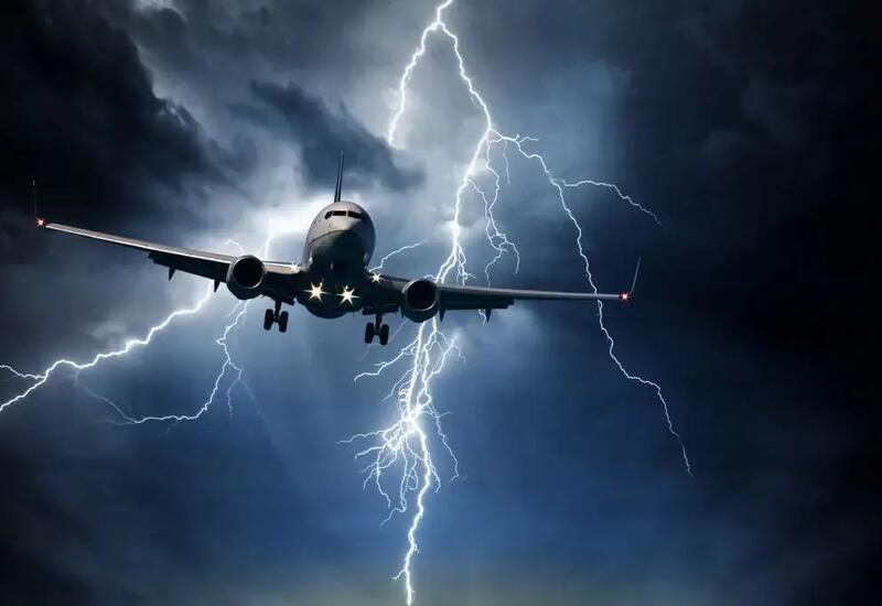 Молния попала в самолет Москва-Сочи