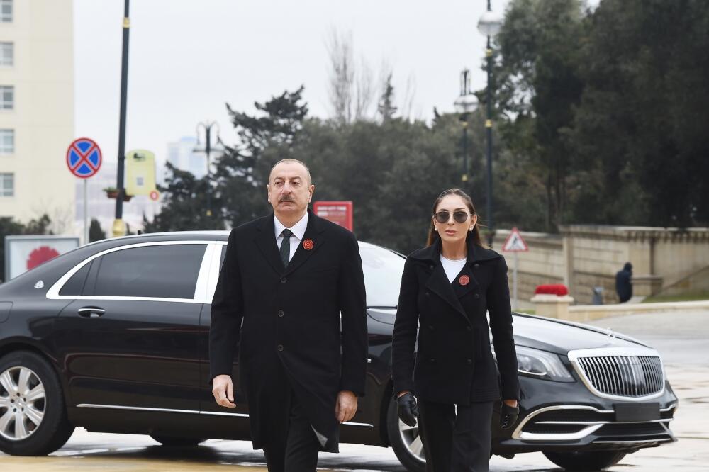 Президент Ильхам Алиев и Первая леди Мехрибан Алиева посетили Аллею шехидов в связи с 32-й годовщиной трагедии 20 Января