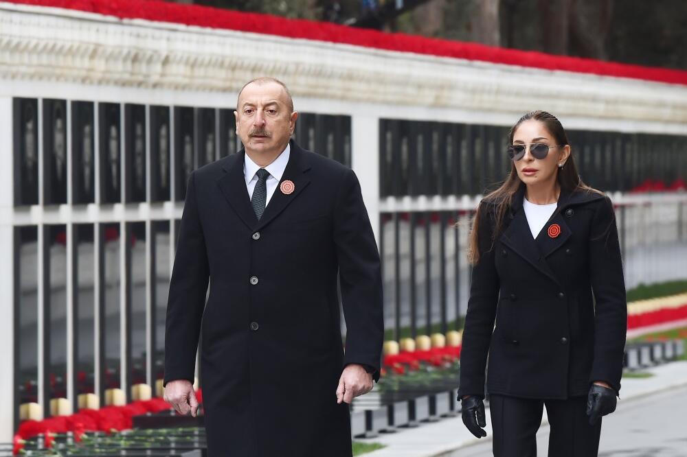 Президент Ильхам Алиев и Первая леди Мехрибан Алиева посетили Аллею шехидов в связи с 32-й годовщиной трагедии 20 Января