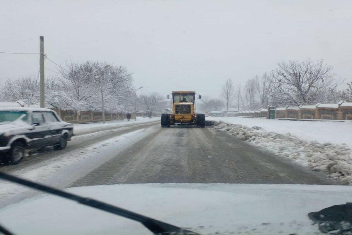 В Азербайджане некоторые дороги покрылись льдом