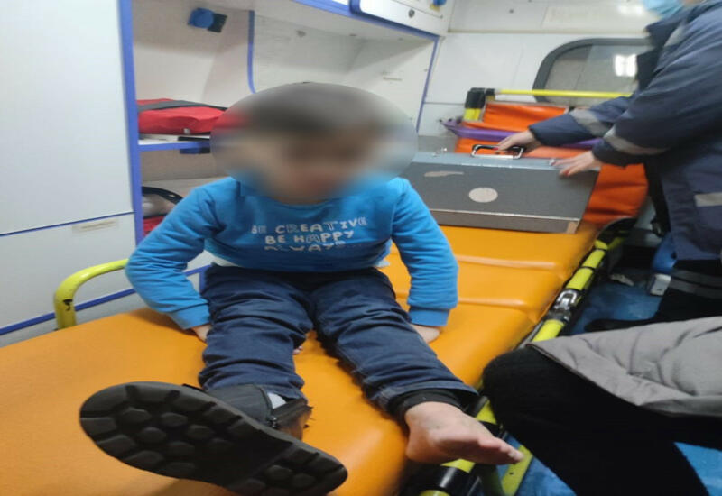 В Баку нога ребенка застряла в эскалаторе