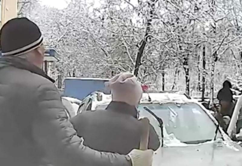 В Москве на голову мужчине с крыши упали глыбы льда