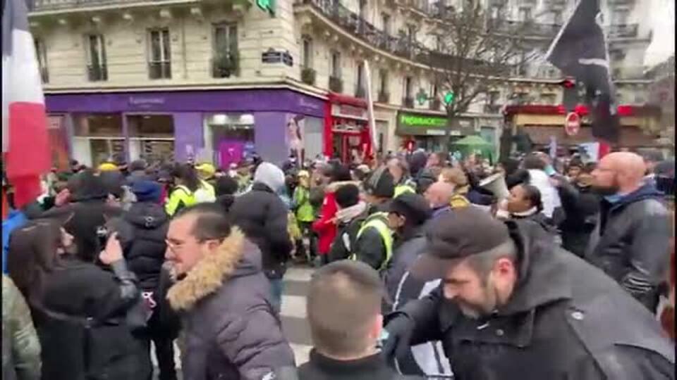 Тысячи противников ковид-пропусков вышли на протесты во Франции