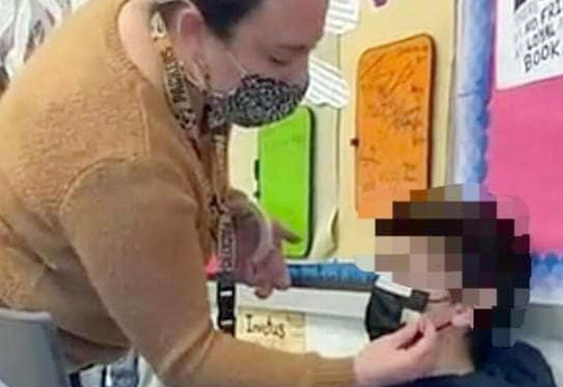 В США учительница скотчем приклеила медицинскую маску к лицу ученика