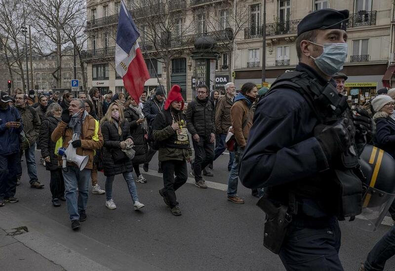 Почти 40 тысяч человек заполонили улицы Франции