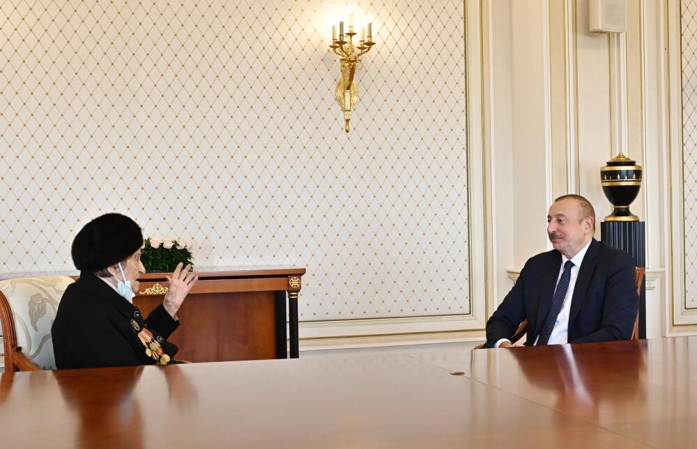 Президент Ильхам Алиев вручил председателю Организации ветеранов войны, труда и Вооруженных сил Азербайджана Фатме Саттаровой орден "Истиглал"
