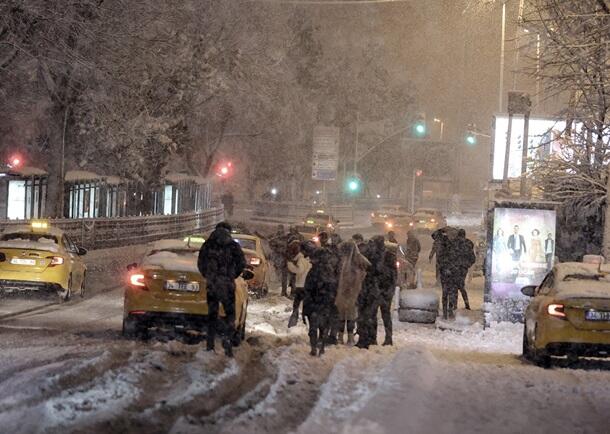 Аномальные снегопады парализовали Стамбул