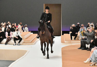 Показ Chanel в Париже открыла княжна Монако верхом на коне