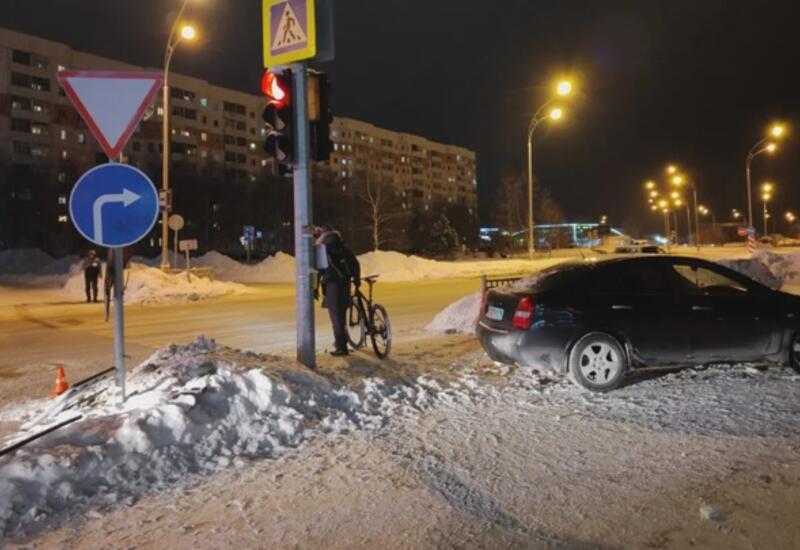 Девушка сбила двух подростков на тротуаре в России