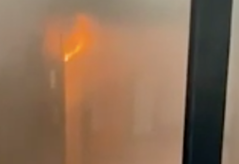 Пожар после падения лифта в многоэтажке в России