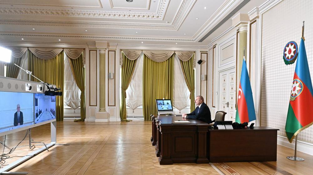 Президент Ильхам Алиев принял министра дорог и градостроительства Ирана в видеоформате