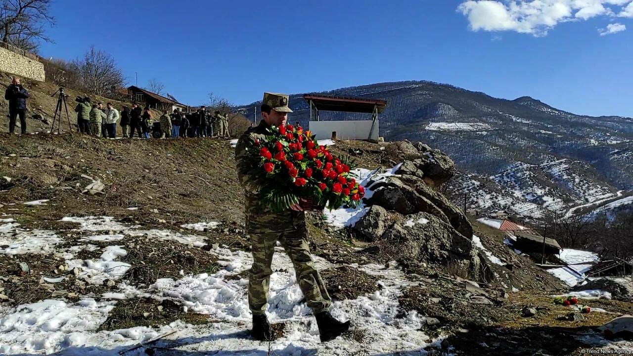 Азербайджанские военнослужащие почтили память шехидов в селе Дашалты