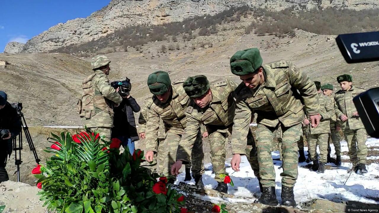 Азербайджанские военнослужащие почтили память шехидов в селе Дашалты