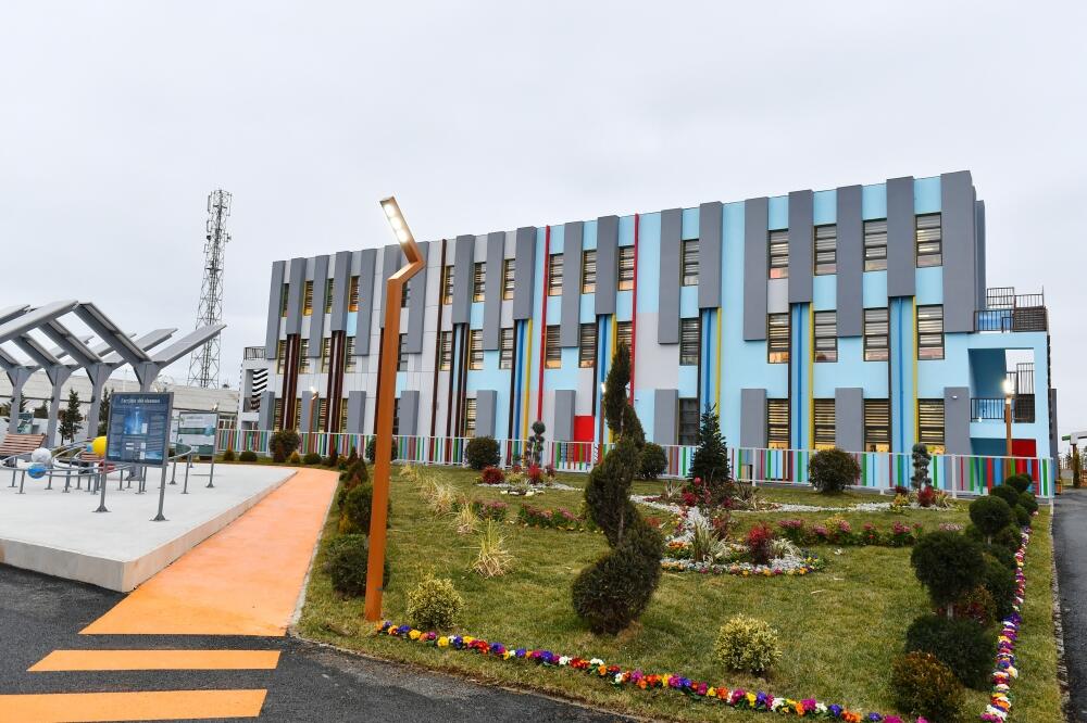 Президент Ильхам Алиев и Первая леди Мехрибан Алиева приняли участие в открытии нового Учебно-сервисного комплекса в поселке Бина