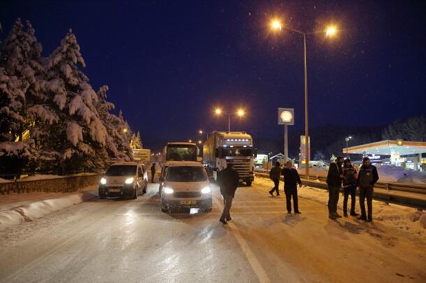 В Турции снег заблокировал более пяти тысяч дорог