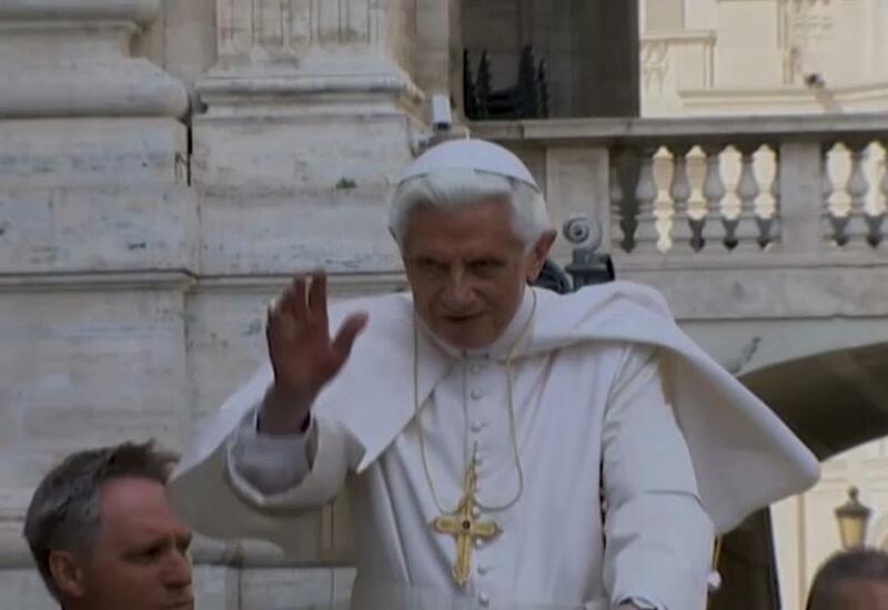 Ватикан защищает бывшего папу