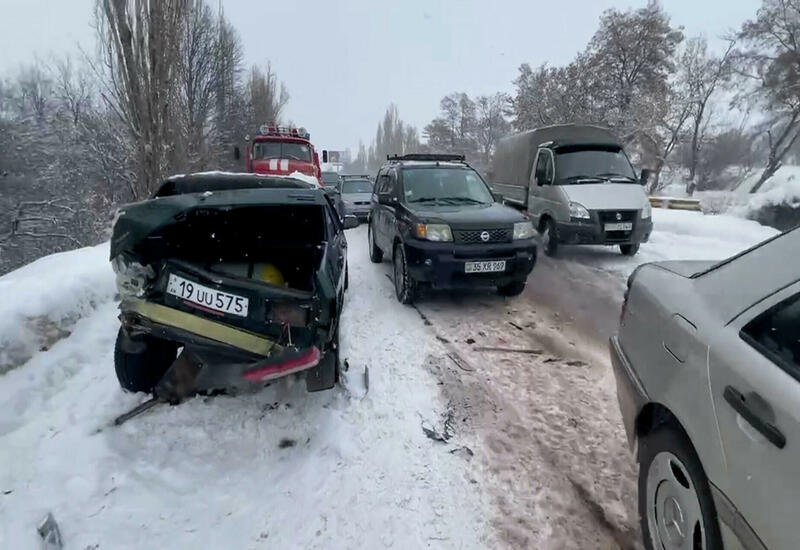 В Армении столкнулись 20 автомобилей