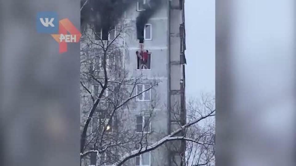 Соседи спасли девушку из полыхающей квартиры в Москве