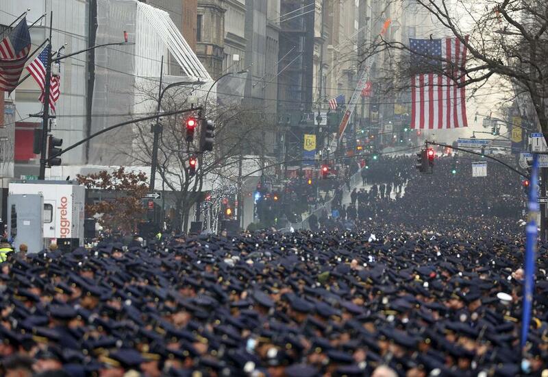 Тысячи коллег простились с полицейским в Нью-Йорке
