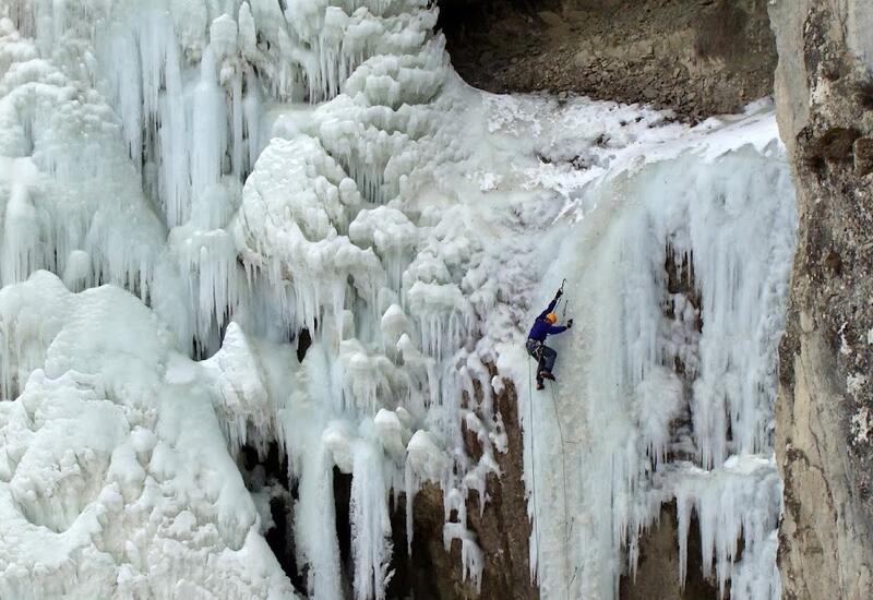 В Румынии замерз термальный водопад