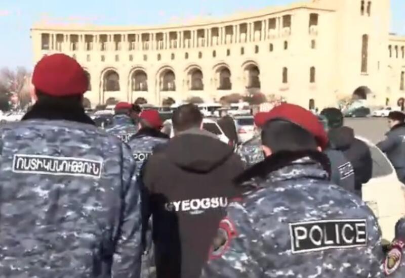 Массовые аресты в центре Еревана - полиция приминяет силу
