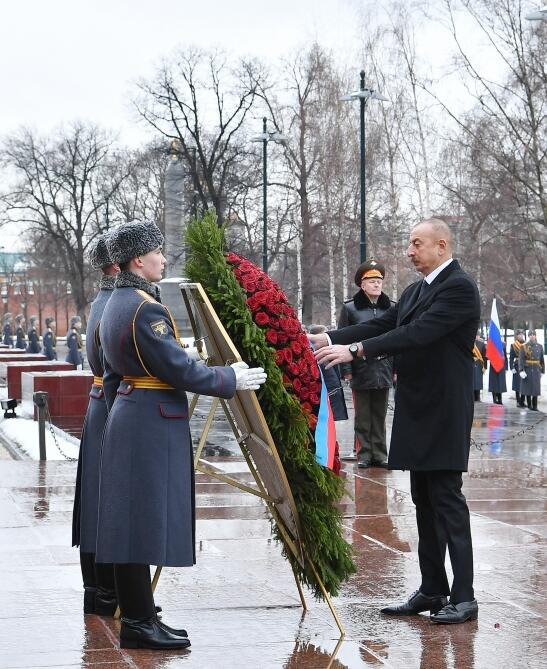 Президент Ильхам Алиев посетил в Москве могилу Неизвестного солдата