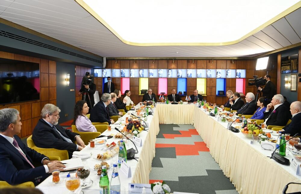 Президент Ильхам Алиев и Первая леди Мехрибан Алиева встретились в ТАСС с руководителями ведущих российских СМИ