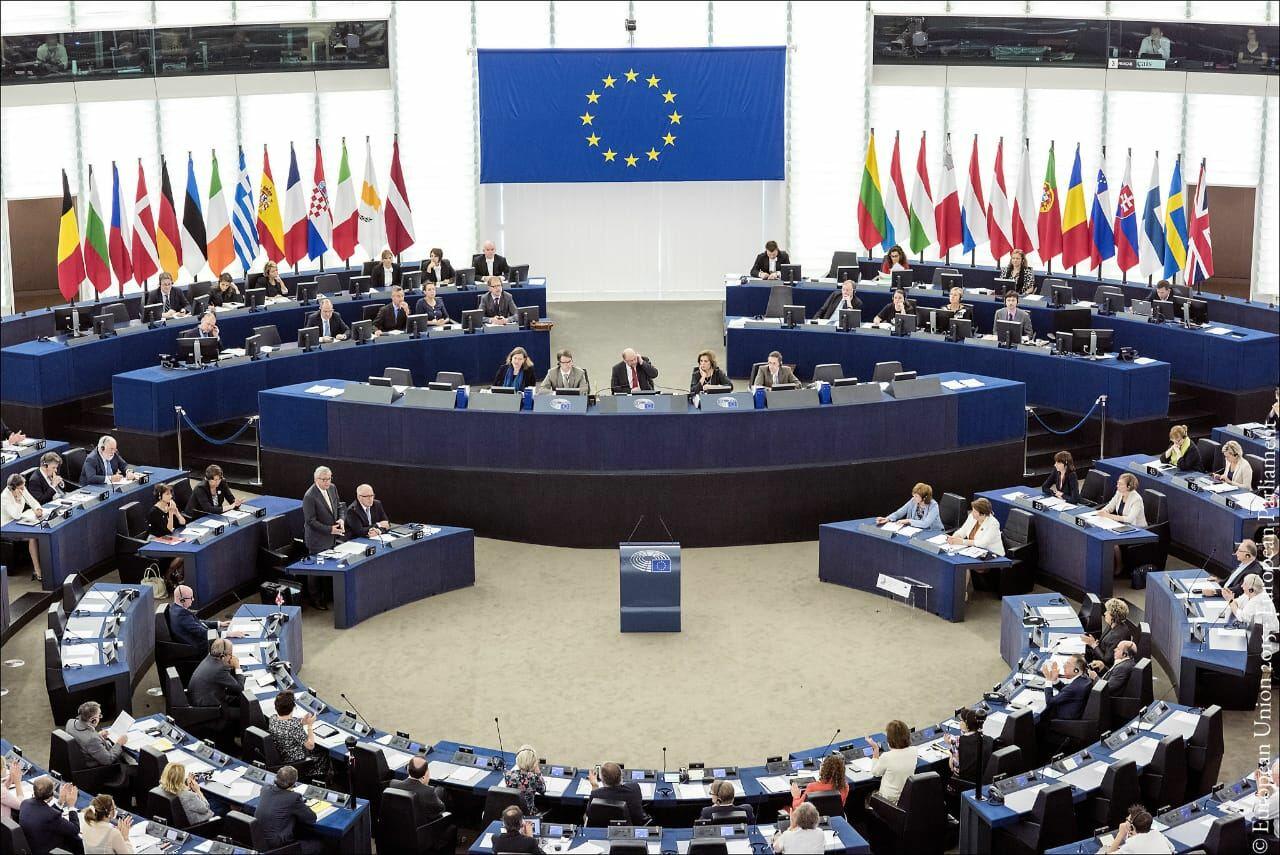 Европарламент лишает 2-х депутатов неприкосновенности