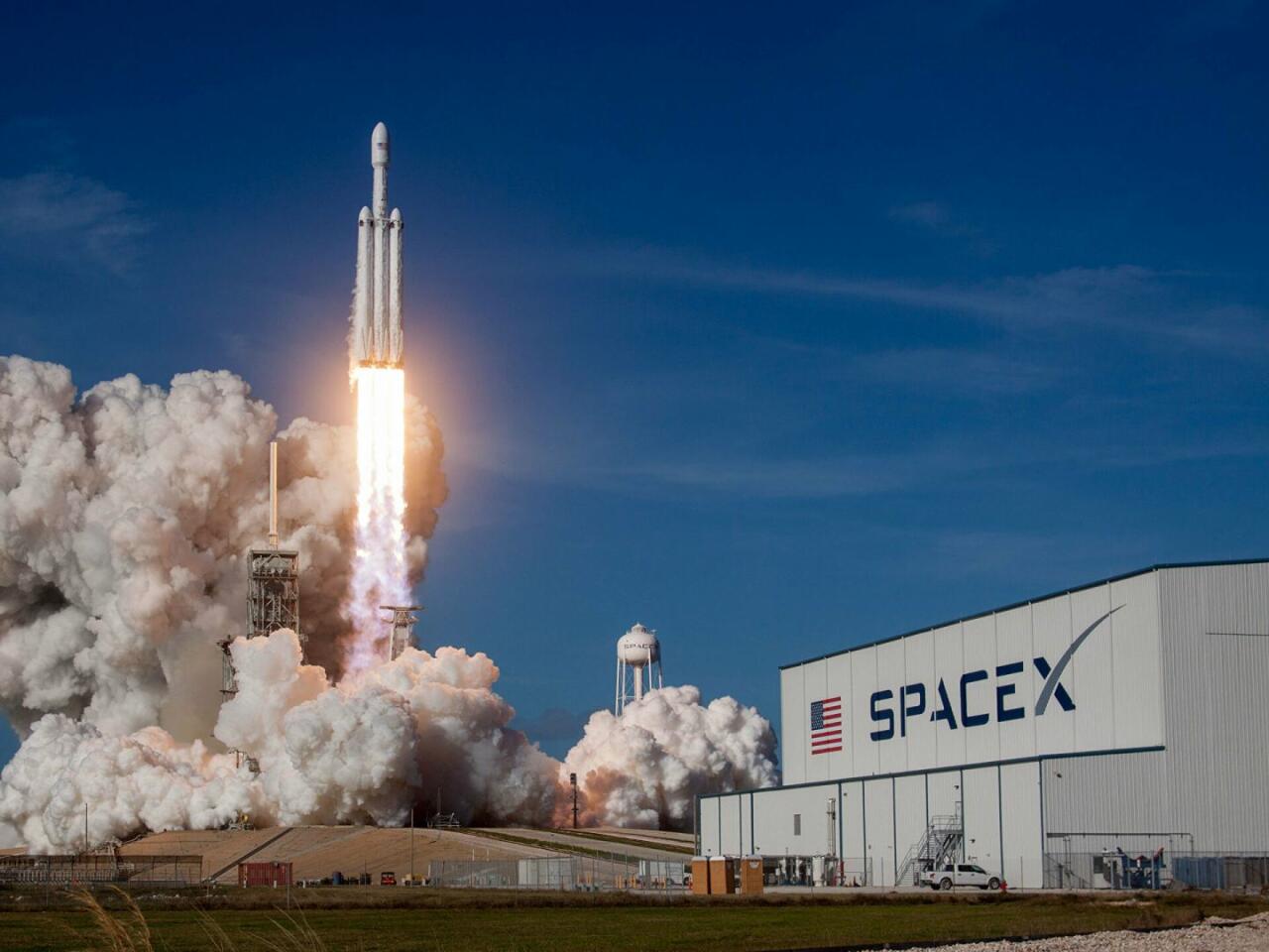 SpaceX запустила ракету с 40 спутниками