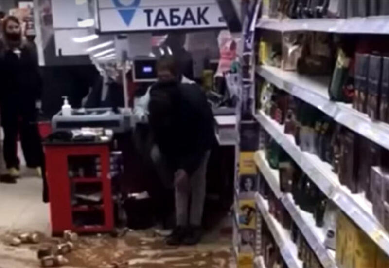 Непослушный попугай разрушил кухню своего хозяина