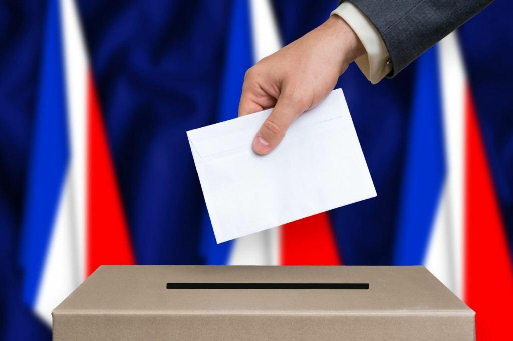 Сколько голосов получил правящий блок во Франции?
