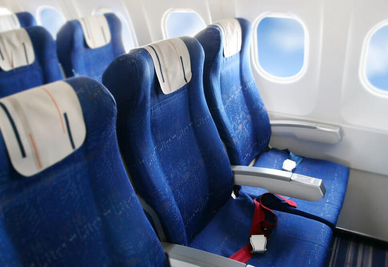Почему сиденья в самолете такие неудобные, и как пассажир может сделать полет комфортнее