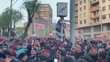 Сильная давка на митинге в Ереване
