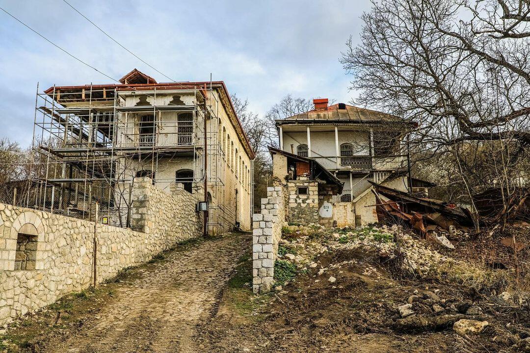 Азербайджанский тревел-блогер показал старинные жилые дома Шуши