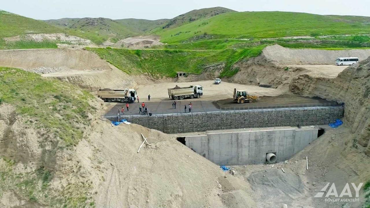 На какой стадии находится строительство автодороги Худаферин-Губадлы-Лачин?