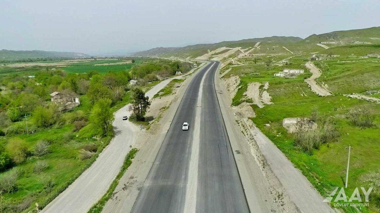 На какой стадии находится строительство автодороги Худаферин-Губадлы-Лачин?