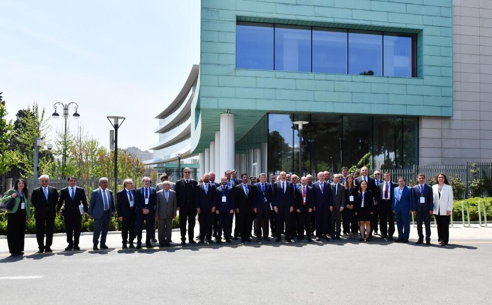 Президент Ильхам Алиев провел встречу с участниками международного форума "Южный Кавказ: развитие и сотрудничество"