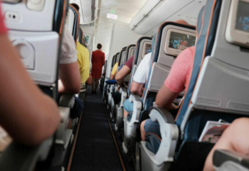 Стюардессы заставили пассажирку переодеться из-за надписи на штанах