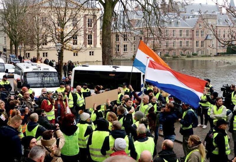 Массовые протесты в Амстердаме