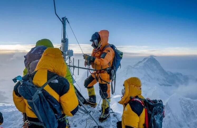 На вершине Эвереста установлена самая высокая метеостанция в мире