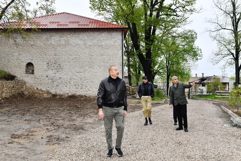 Президент Ильхам Алиев и Первая леди Мехрибан Алиева совершили поездку в город Шуша