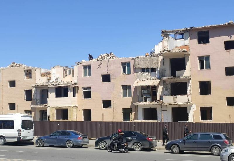В Баку сносят жилой дом