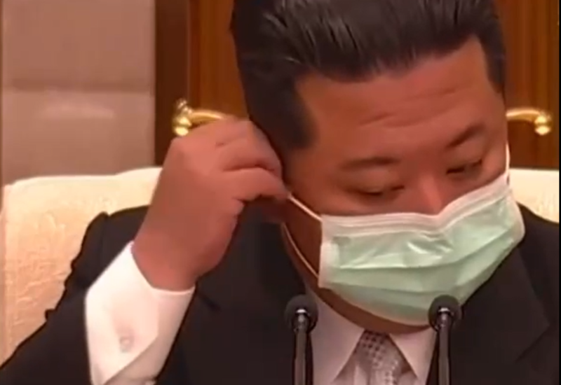 Ким Чен Ын впервые надел медицинскую маску