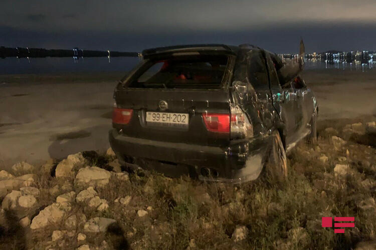 На Абшероне перевернулся автомобиль, пострадали дети