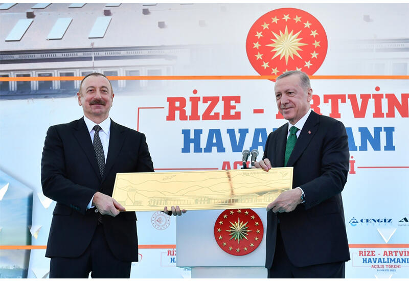 На церемонии открытия аэропорта Ризе-Артвин Президенту Ильхаму Алиеву был преподнесен памятный подарок